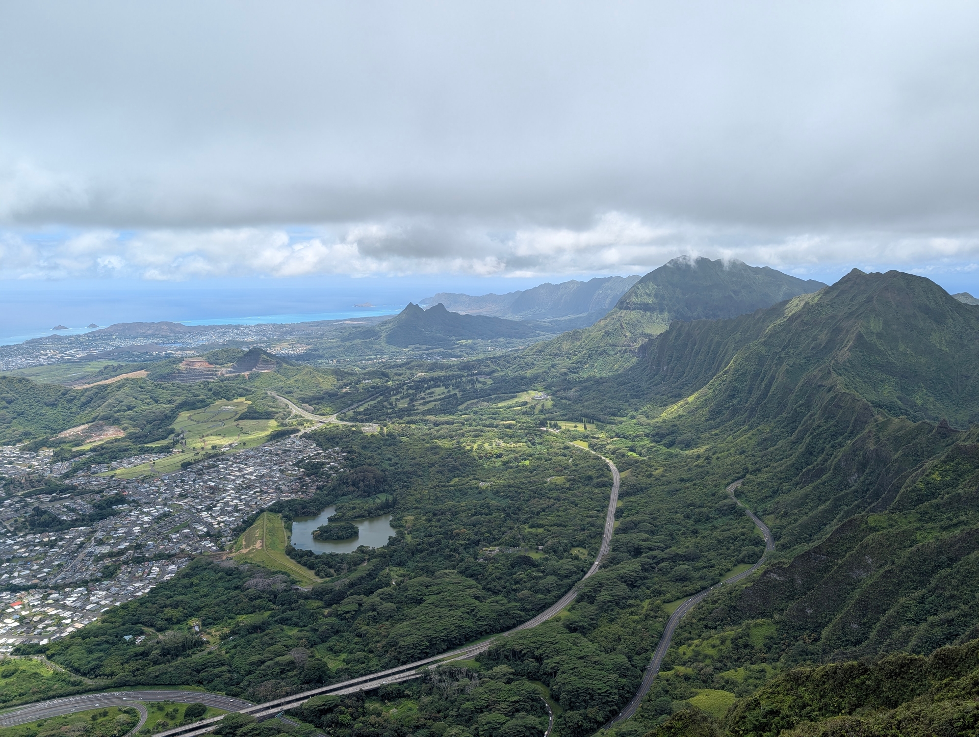 The view from top with Hoʻomaluhia Botanical Garden, The Mokes and other landmarks